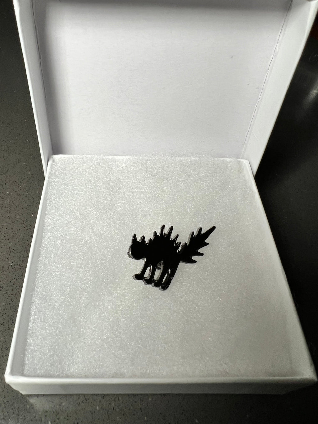 A cartoon lapel min of a scared cat